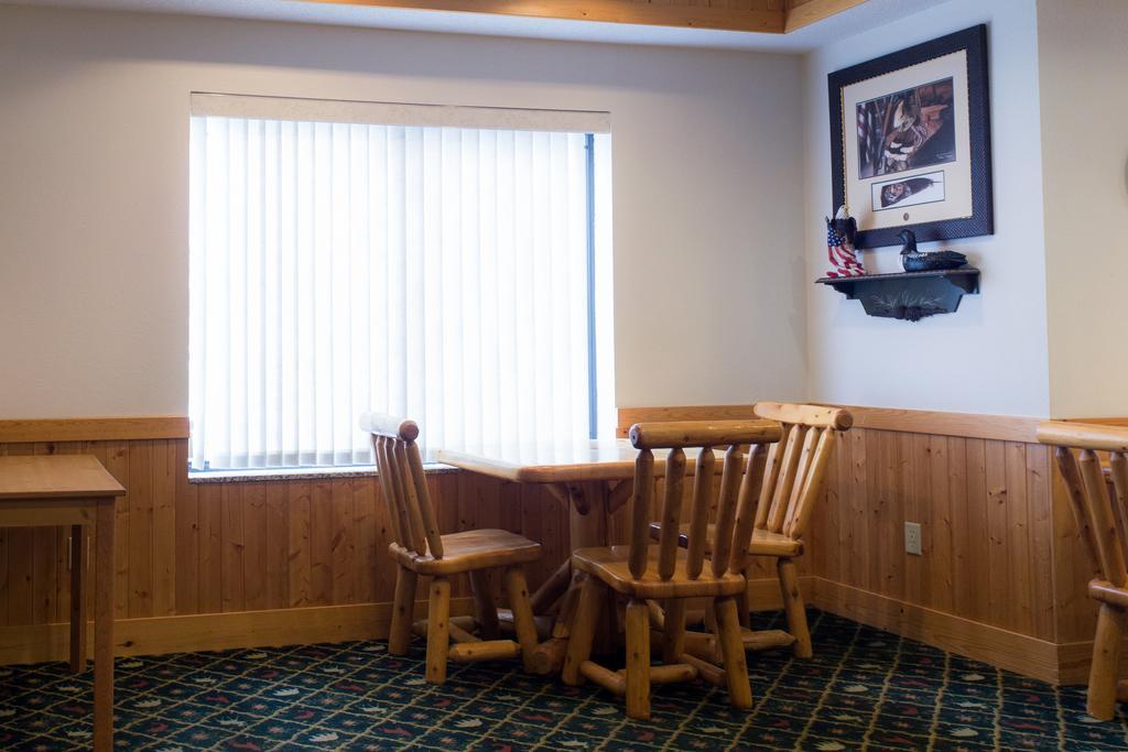 White Oak Inn And Suites Deer River ภายนอก รูปภาพ