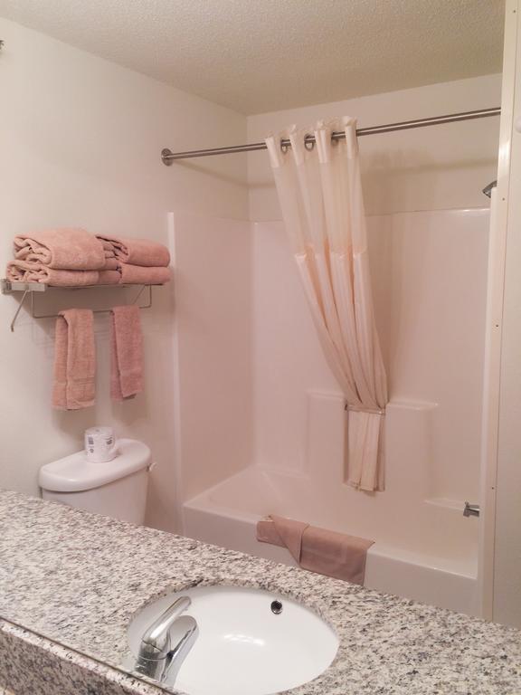 White Oak Inn And Suites Deer River ภายนอก รูปภาพ