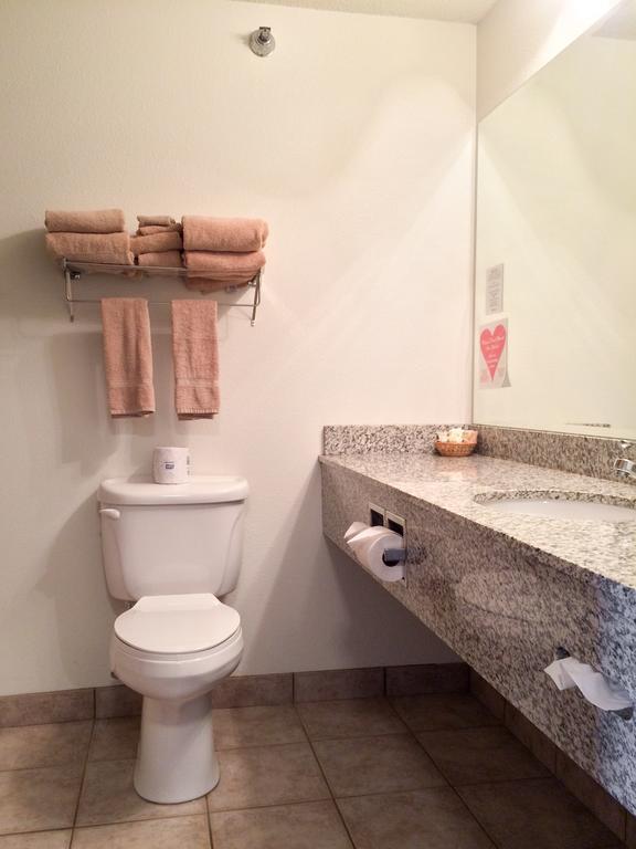 White Oak Inn And Suites Deer River ภายนอก รูปภาพ