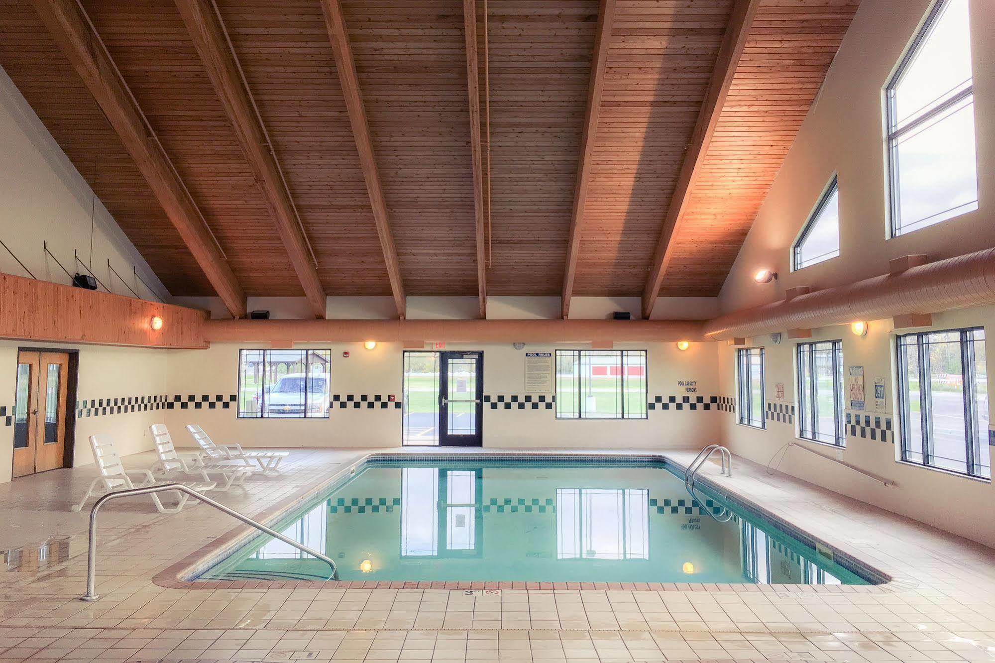 White Oak Inn And Suites Deer River ภายนอก รูปภาพ